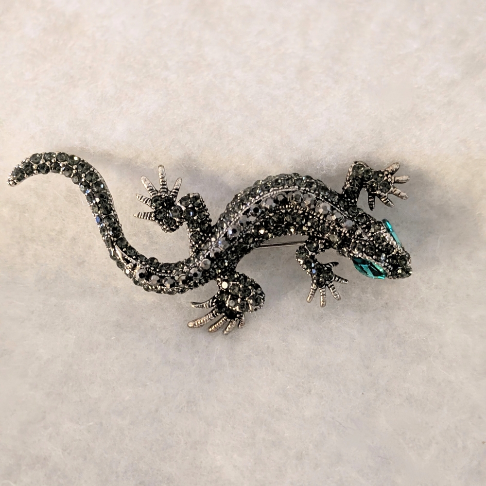 GECKO LIZARD BROOCH WITH CRYSTALS.